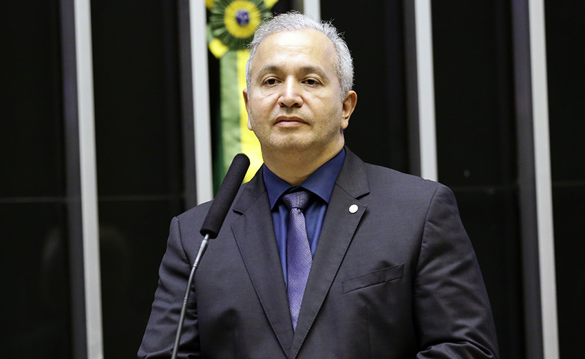 Deputado é ameaçado de expulsão do partido após defender proposta sobre cannabis