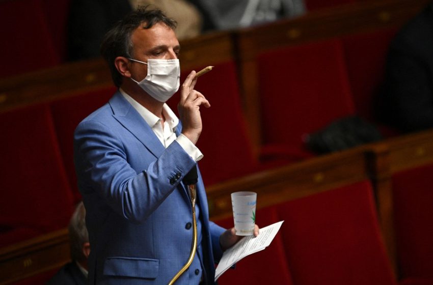 Polêmica: Deputado francês exibe baseado de maconha no parlamento