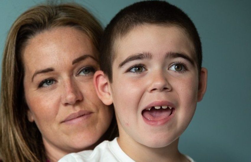 Mãe de garoto com epilepsia convida primeiro ministro do Reino Unido para discutir sobre cannabis medicinal