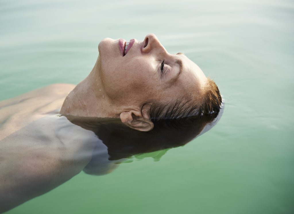 Flutuar num lago pode ser uma boa forma de aliviar a ansiedade - mas não a única!