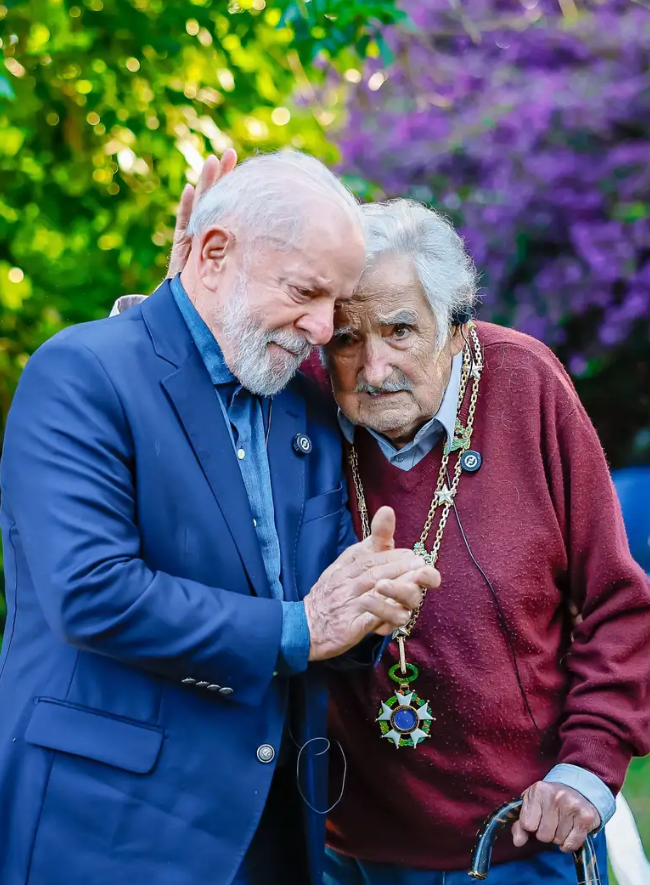 Presidente Lula entrega condecoração da Ordem Nacional do Cruzeiro do Sul a Pepe Mujica
