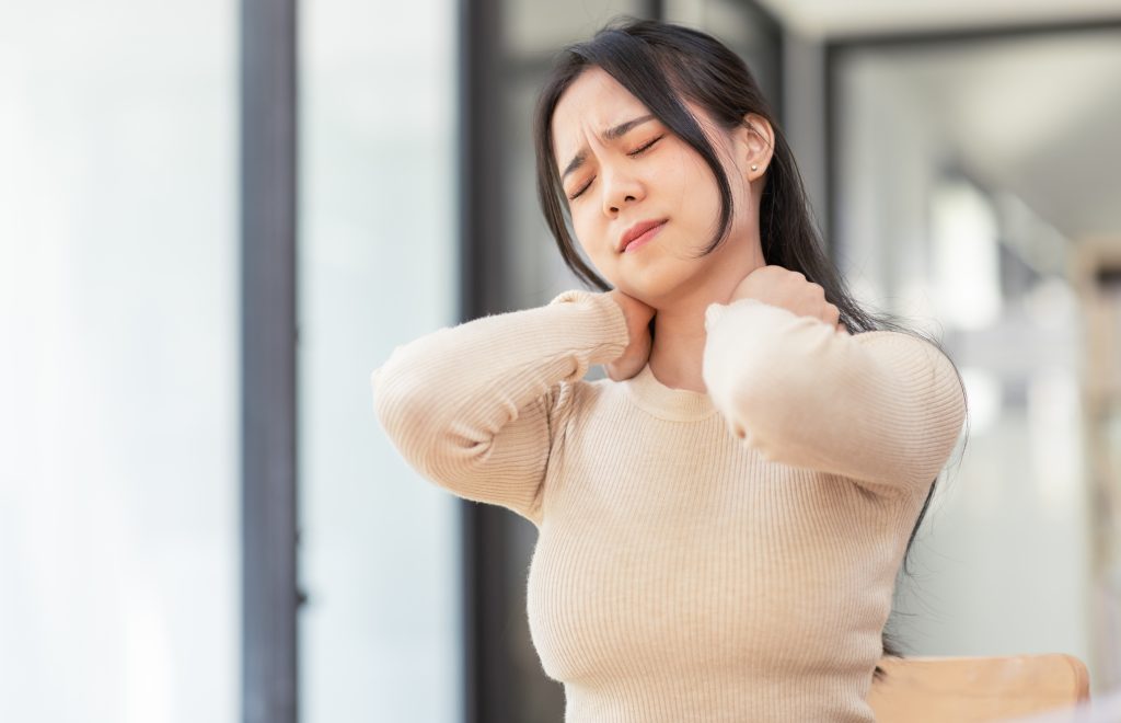 mulher com fibromialgia e dores crônicas