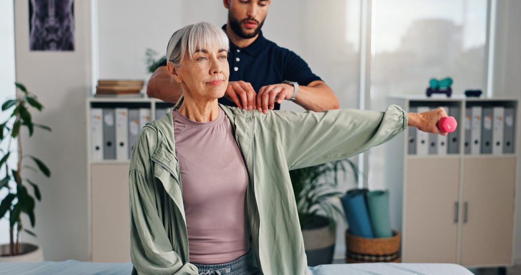 Mulher idosa fazendo fisioterapia
