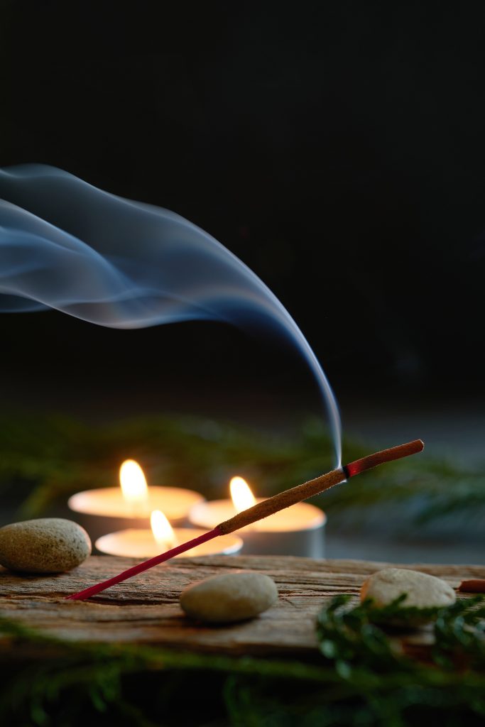 Velas aromáticas e incensos podem ser úteis para a meditação