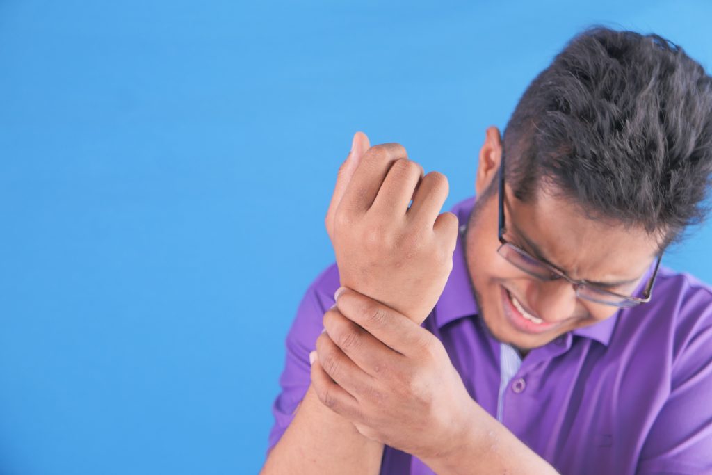 Homem sentindo dor crônica. Foto: Envato