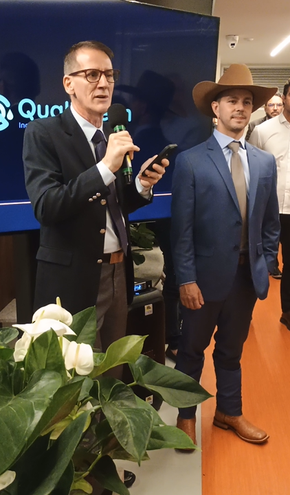 Diretor de operações apresentando o novo escritório da USA Hemp Brasil
