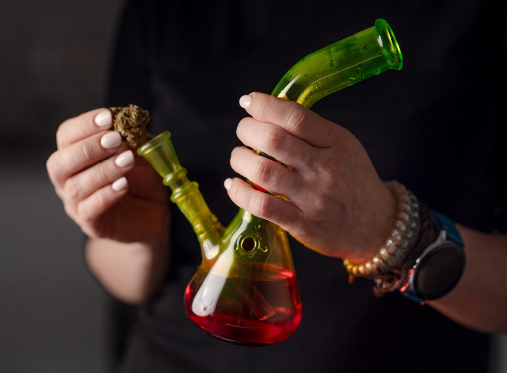 Woman Fills Bong With Cannabis Leaves O que é um bong?