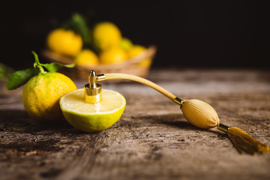 Frutas cítricas, como limão e laranja, são ricas em limoneno. Frutas cítricas, como limão e laranja, são ricas em limoneno.