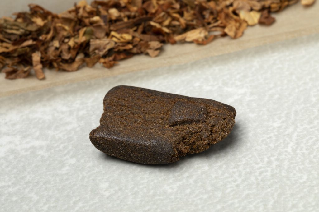 ingredients for a joint with a piece of afghan has 2025 03 23 19 50 03 utc Easy Resize.com Exemplo de hash feito de cannabis