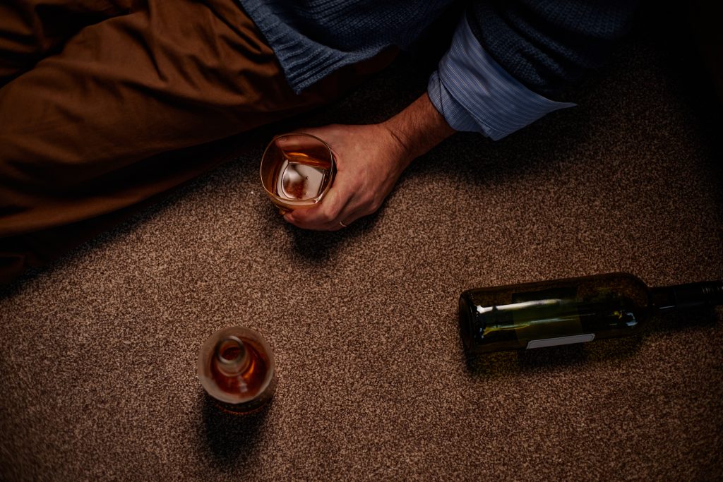 Homem bebendo muito álcool. Foto: Envato Homem bebendo muito álcool
