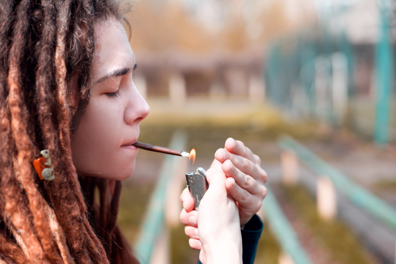 Como a descriminalização da maconha afeta os adolescentes Como a descriminalização da maconha afeta os adolescentes