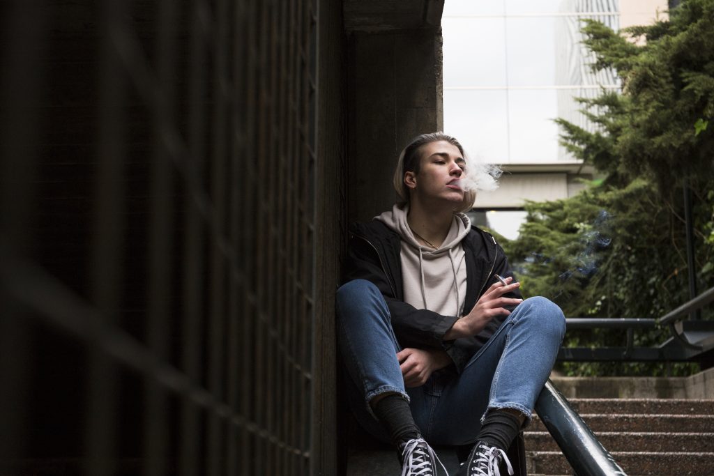 Jovem fumando Jovem fumando