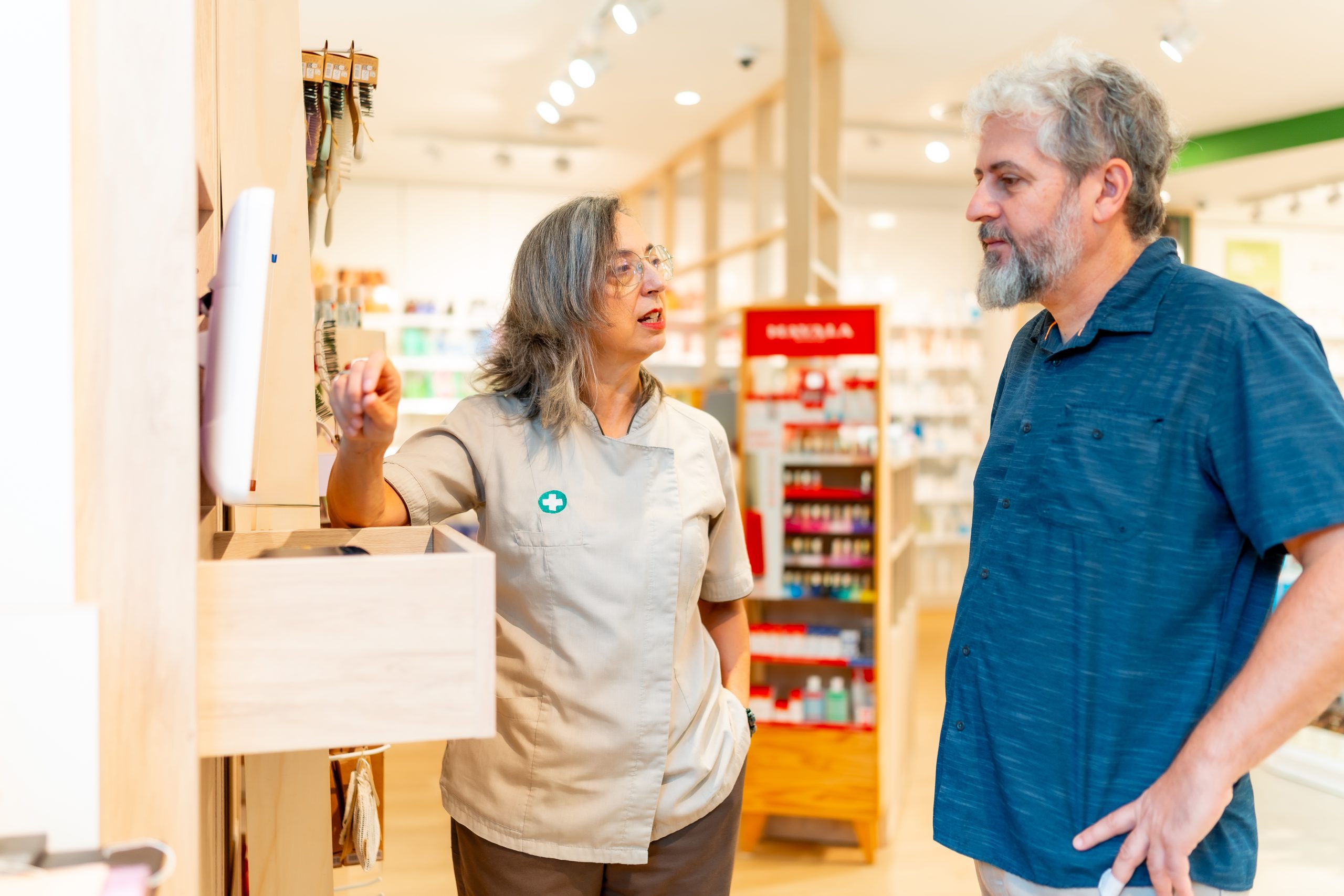farmacêutica mostrando produtos de cannabis para o cliente Panorama da cannabis na farmácia mudou