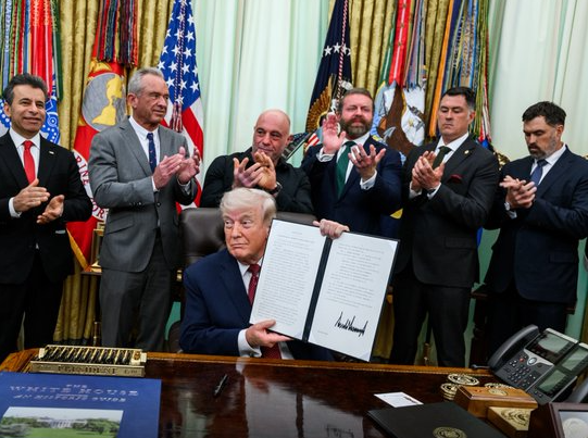 Trump assina ordem executiva para uso de psicodélicos