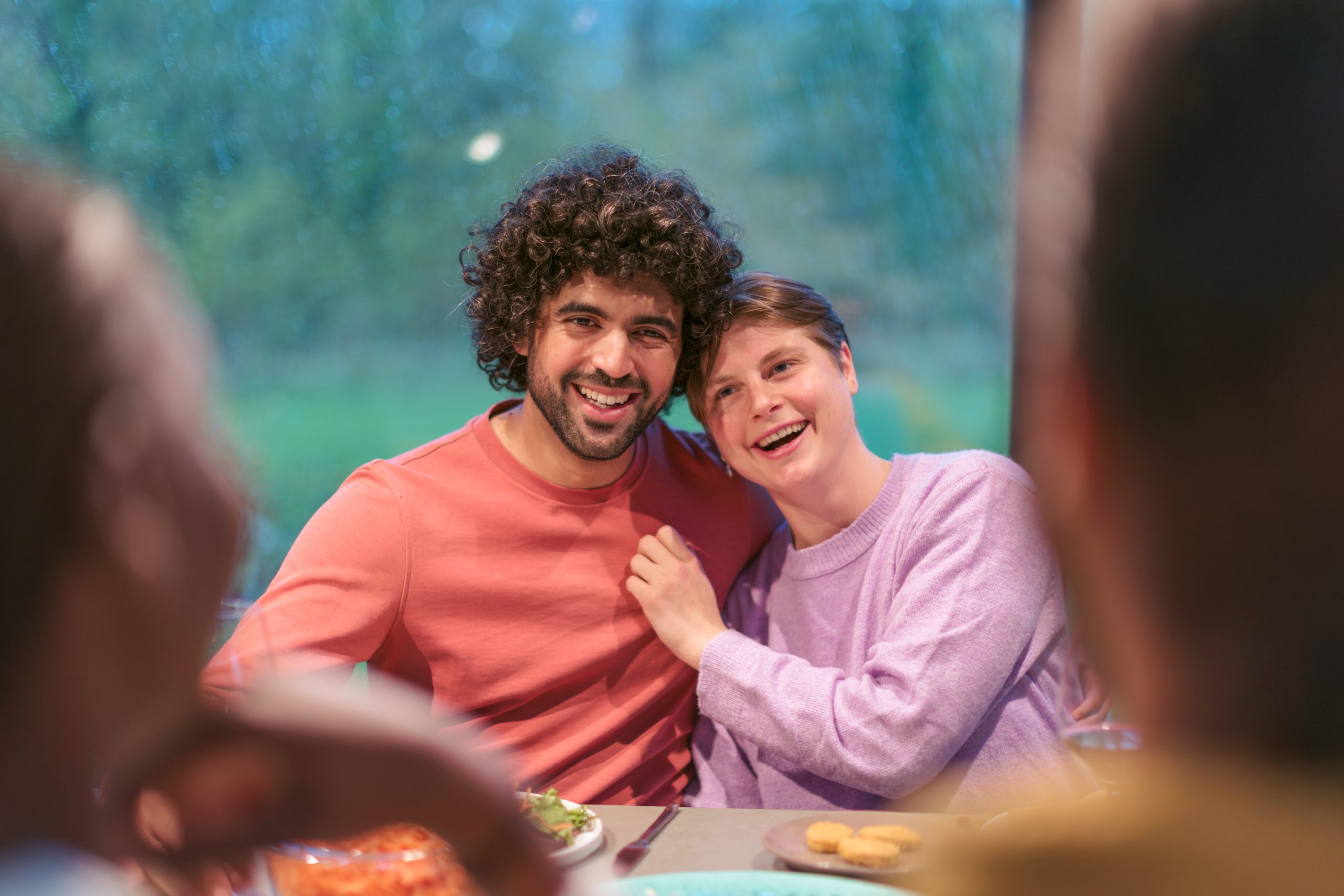 Casal de adultos com autismo em uma festa