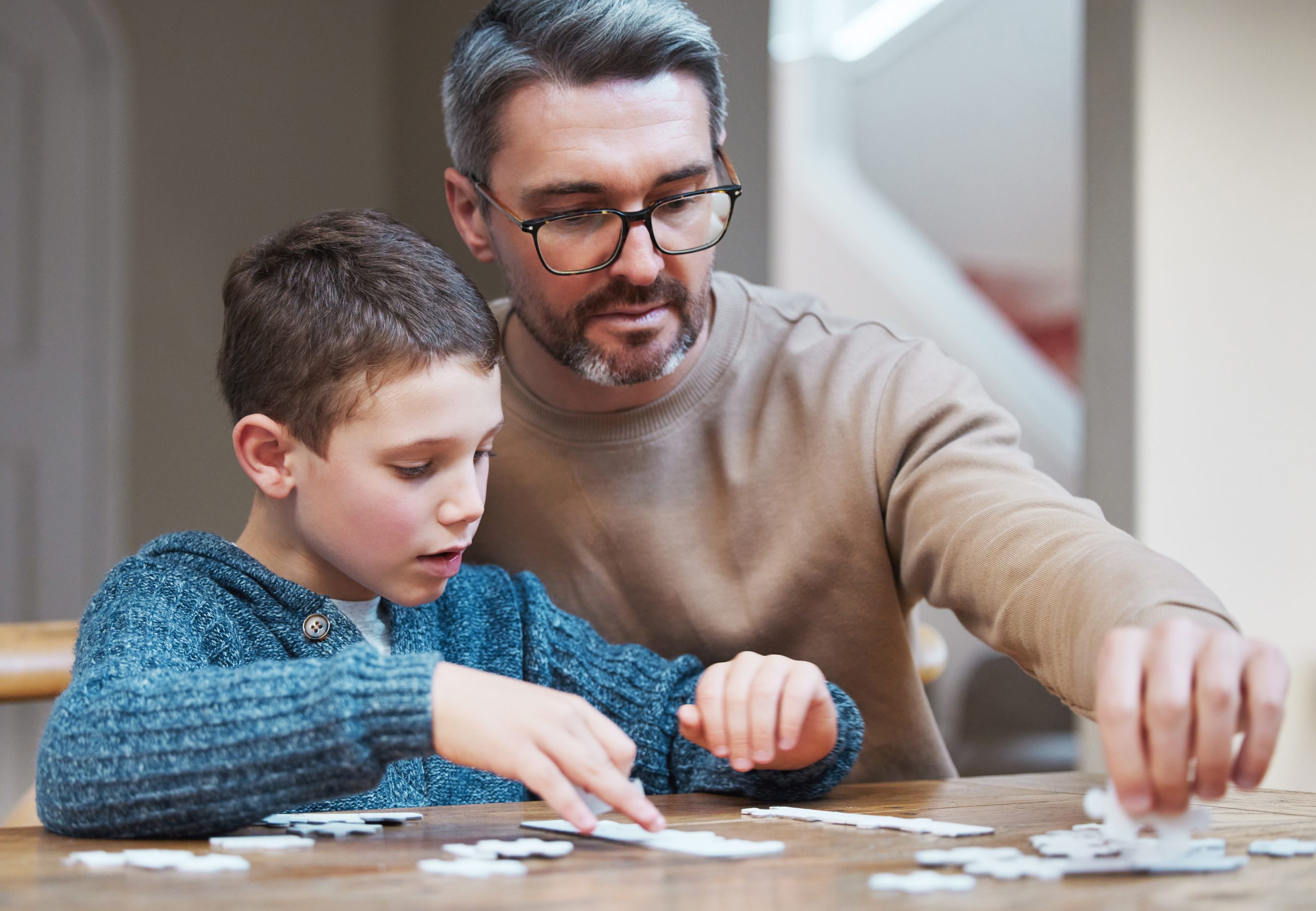 Pai cuidando de filho autista Pai cuidando de filho autista