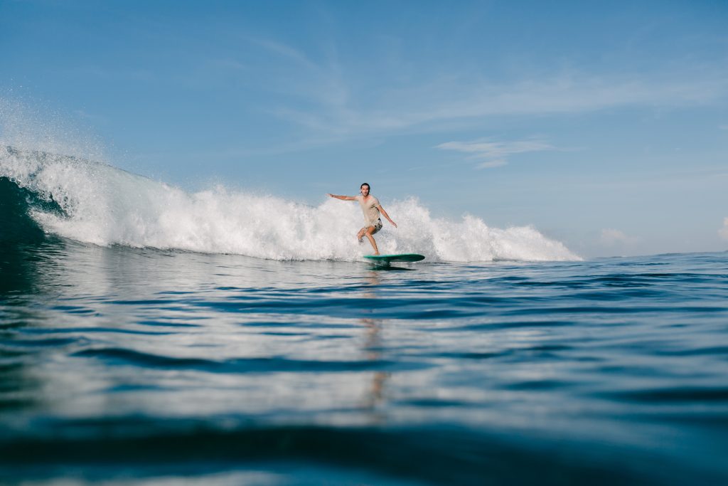 Pessoas praticando surf no mar após usar cannabis medicinal