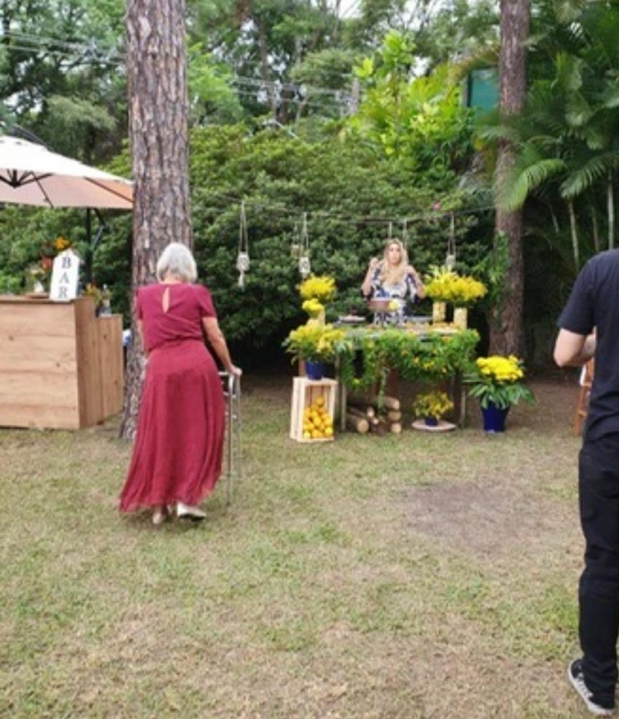Por precisar de um andador para caminhar, Ângela brinca: "virei quadrúpede" Por precisar de um andador para caminhar, Ângela brinca: "virei quadrúpede"