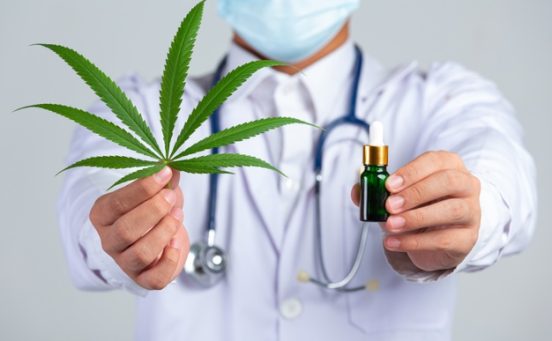 Curso-capacita-medicos-a-prescrever-cannabis-do-zero.jpg
