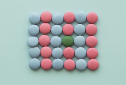 doces-verdes-dispostos-nos-doces-de-rosa-e-azuis-em-fundo-colorido-scaled-1.jpg
