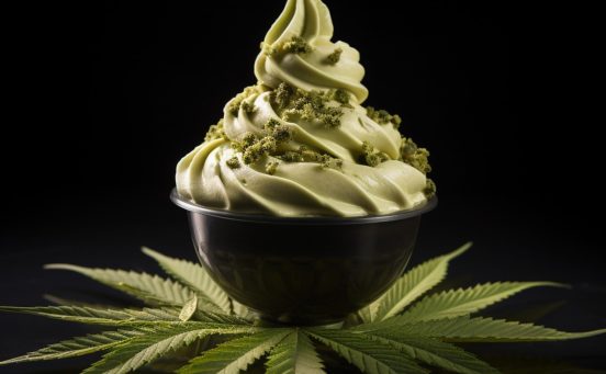 uma-onda-de-creme-de-pistache-verde-com-folhas-de-cannabis